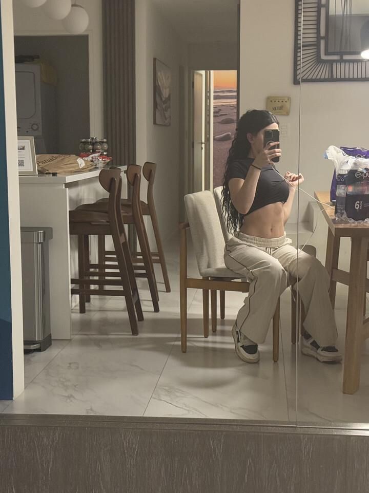 Sexy perra a Rina le encanta pedir dinero en Snap