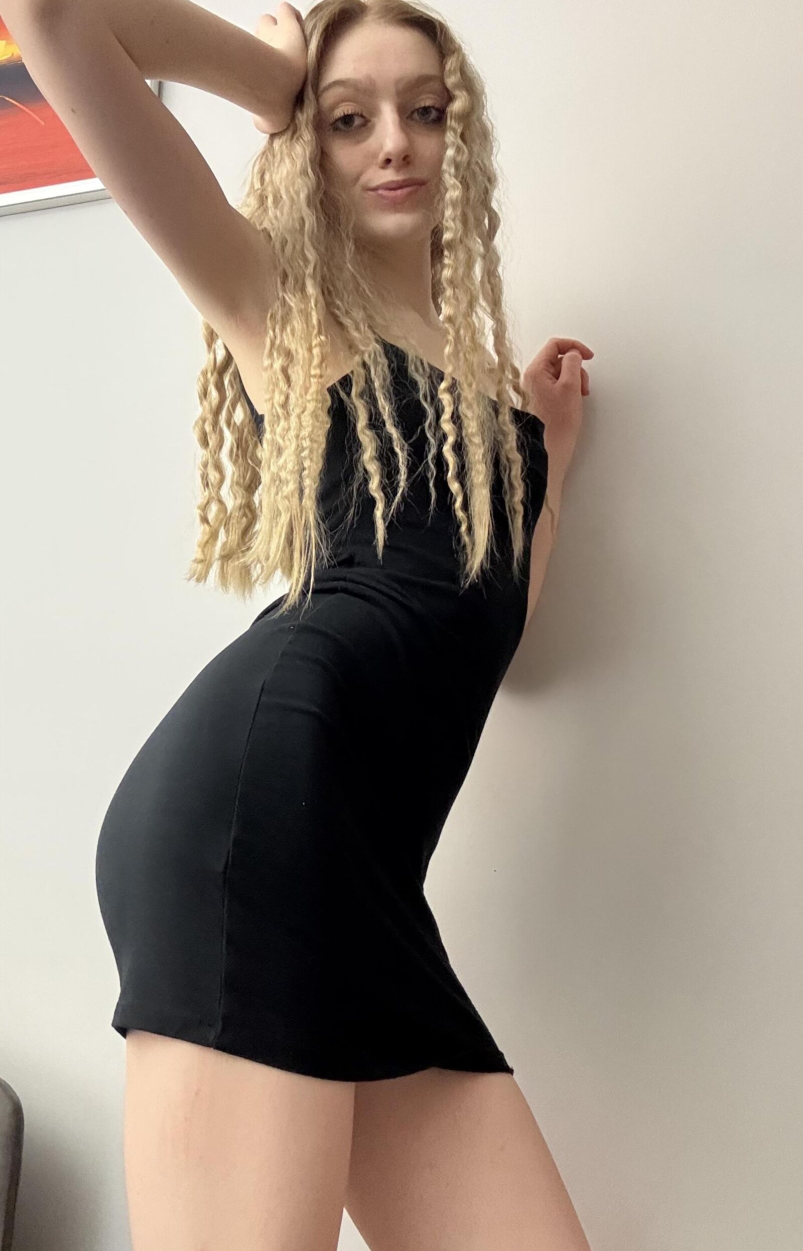 Puta adolescente rubia flaca expuesta con tetas pequeñas