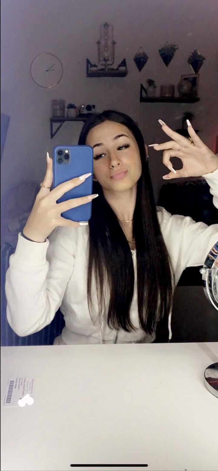 Sexy perra a Rina le encanta pedir dinero en Snap