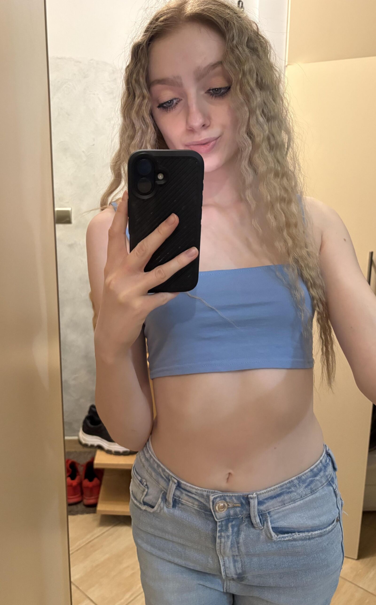 Puta adolescente rubia flaca expuesta con tetas pequeñas