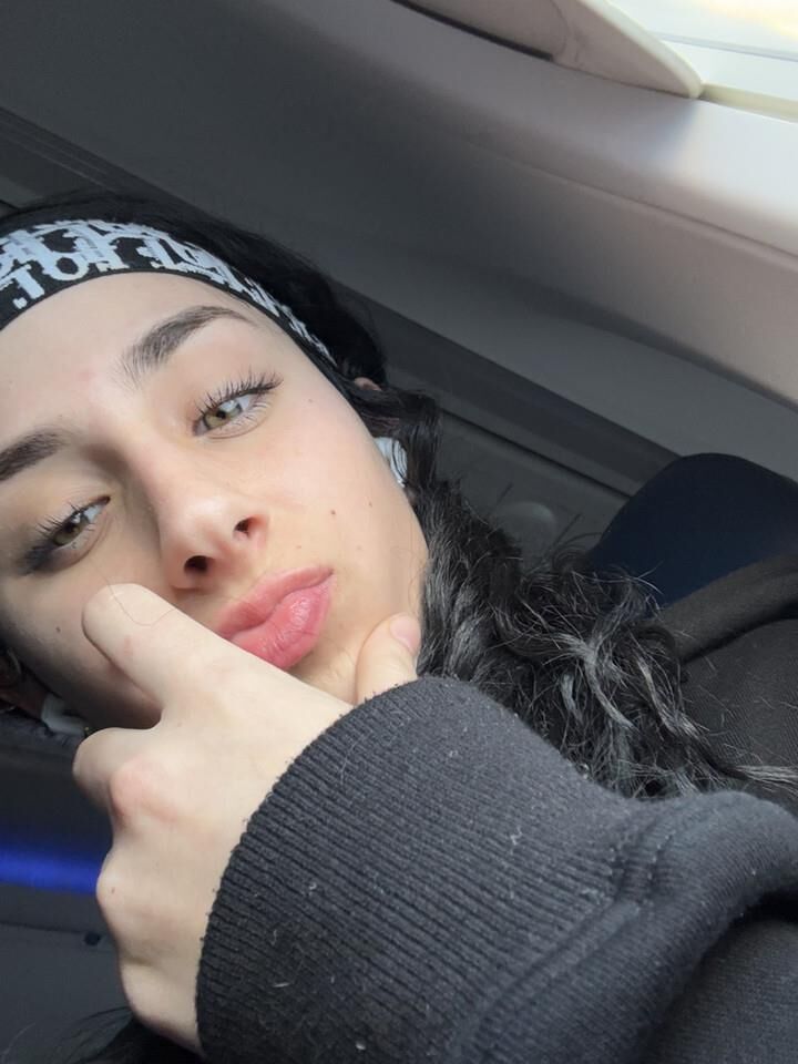 Sexy perra a Rina le encanta pedir dinero en Snap