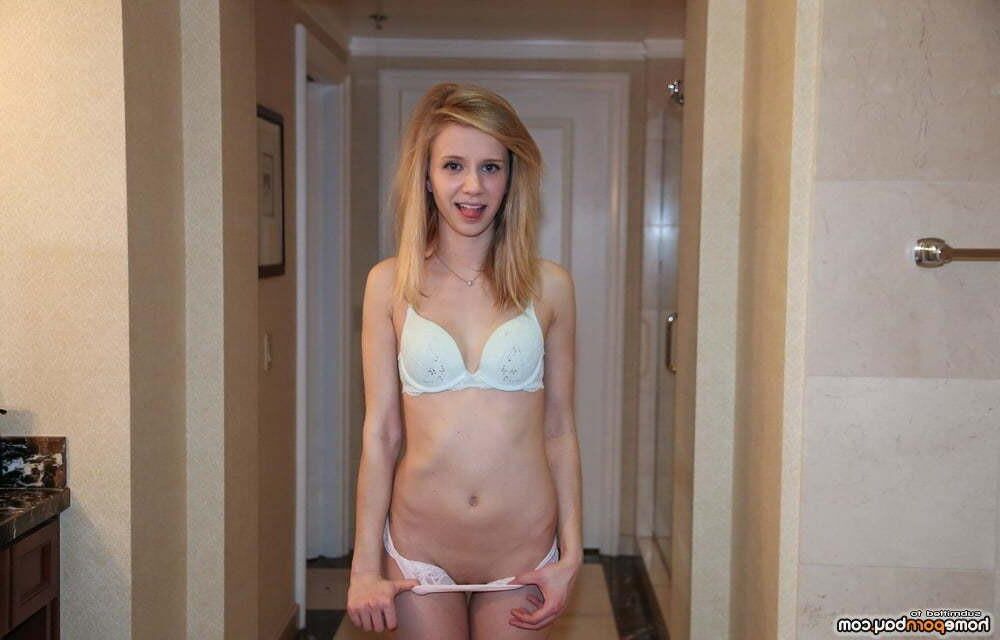 Ama Skinny Tiny Blonde в синем бюстгальтере