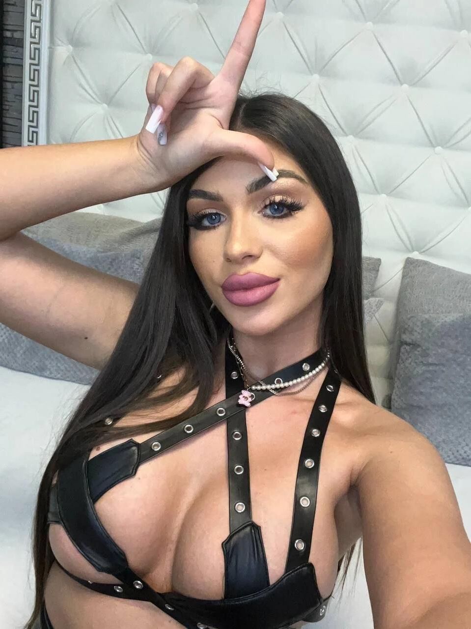 BIMBOS CHAV BITCHES para acariciar e drenar nossas bolas cheias tão rápido