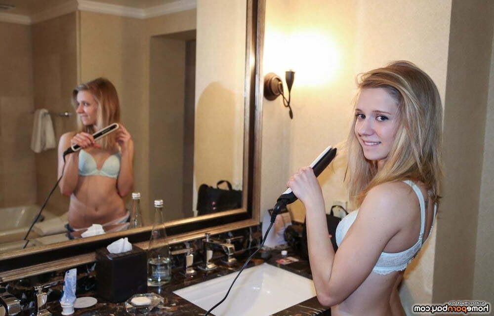 Ama Skinny Tiny Blonde в синем бюстгальтере