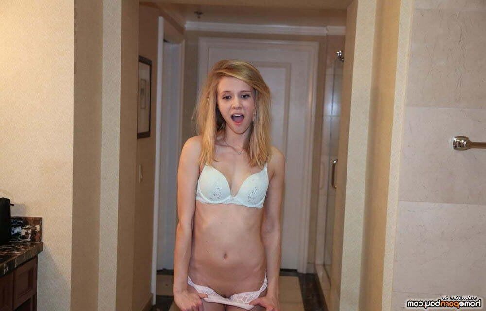 Ama Skinny Tiny Blonde в синем бюстгальтере