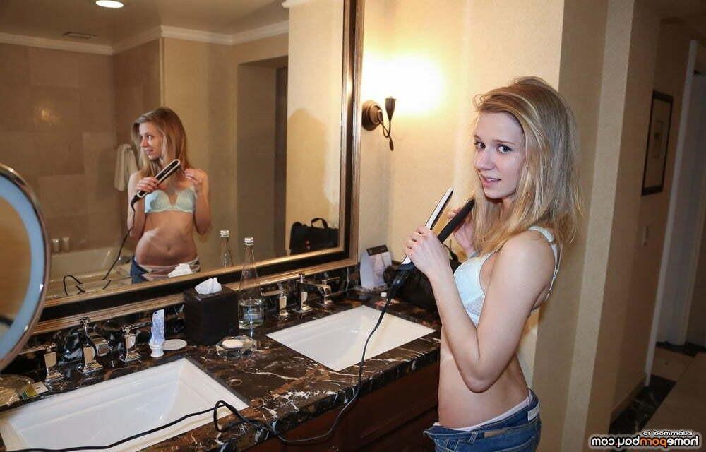 Ama Skinny Tiny Blonde в синем бюстгальтере