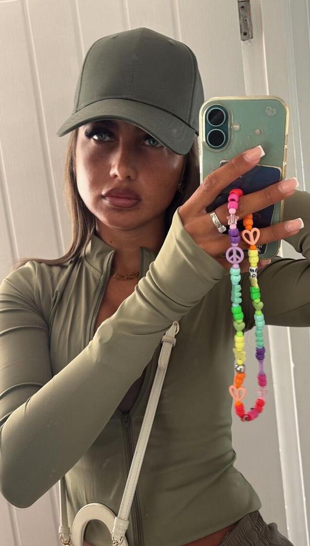 BIMBOS CHAV BITCHES para acariciar e drenar nossas bolas cheias tão rápido