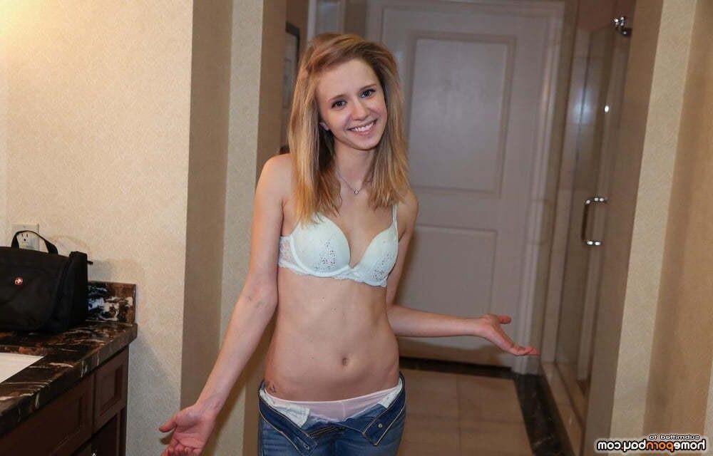 Ama Skinny Tiny Blonde в синем бюстгальтере