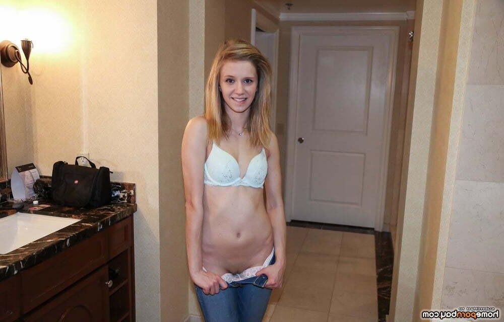 Ama Skinny Tiny Blonde в синем бюстгальтере