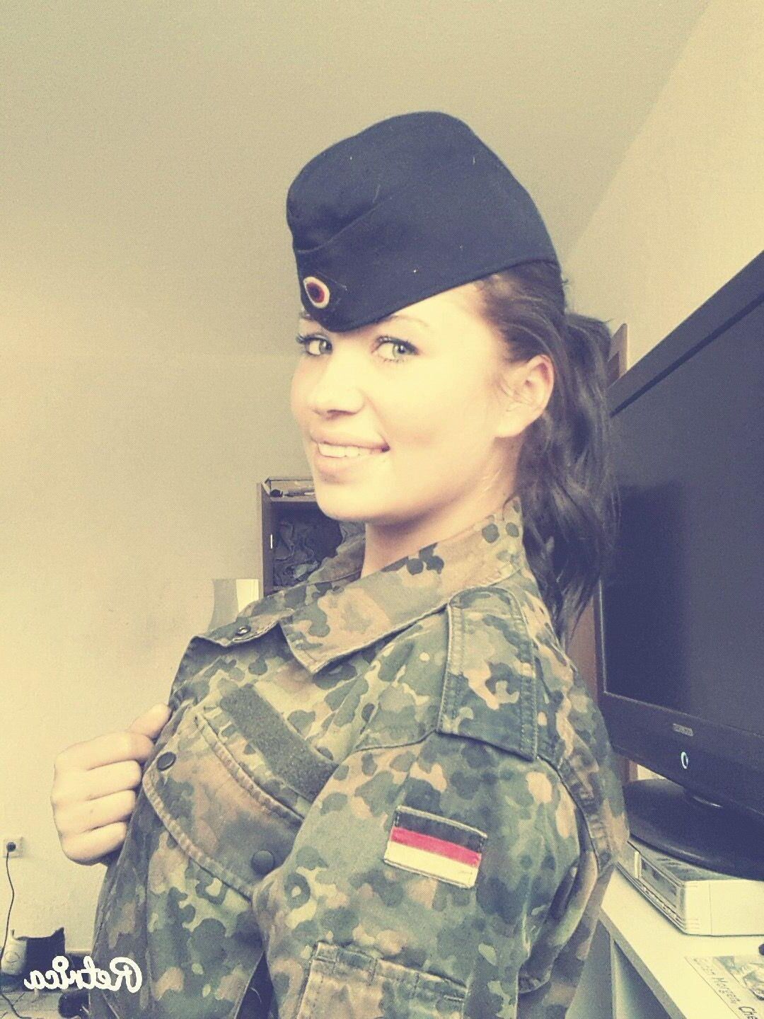 Как вы думаете, она трахается в военных? 