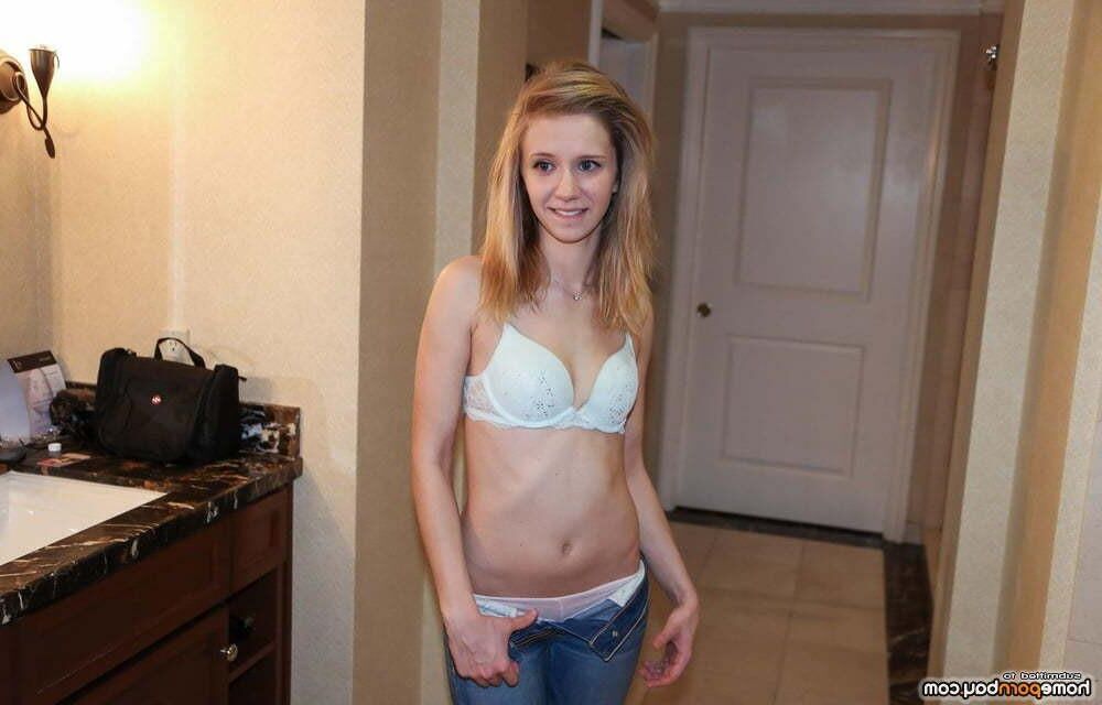 Ama Skinny Tiny Blonde в синем бюстгальтере