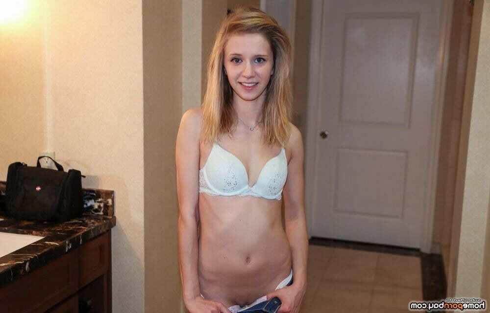 Ama Skinny Tiny Blonde в синем бюстгальтере