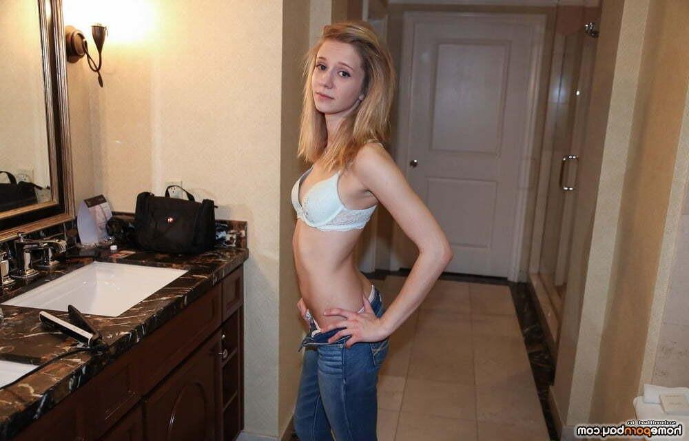 Ama Skinny Tiny Blonde в синем бюстгальтере