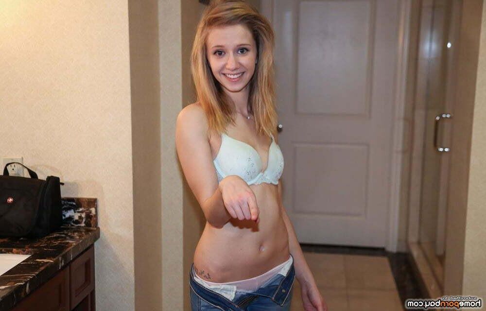 Ama Skinny Tiny Blonde в синем бюстгальтере