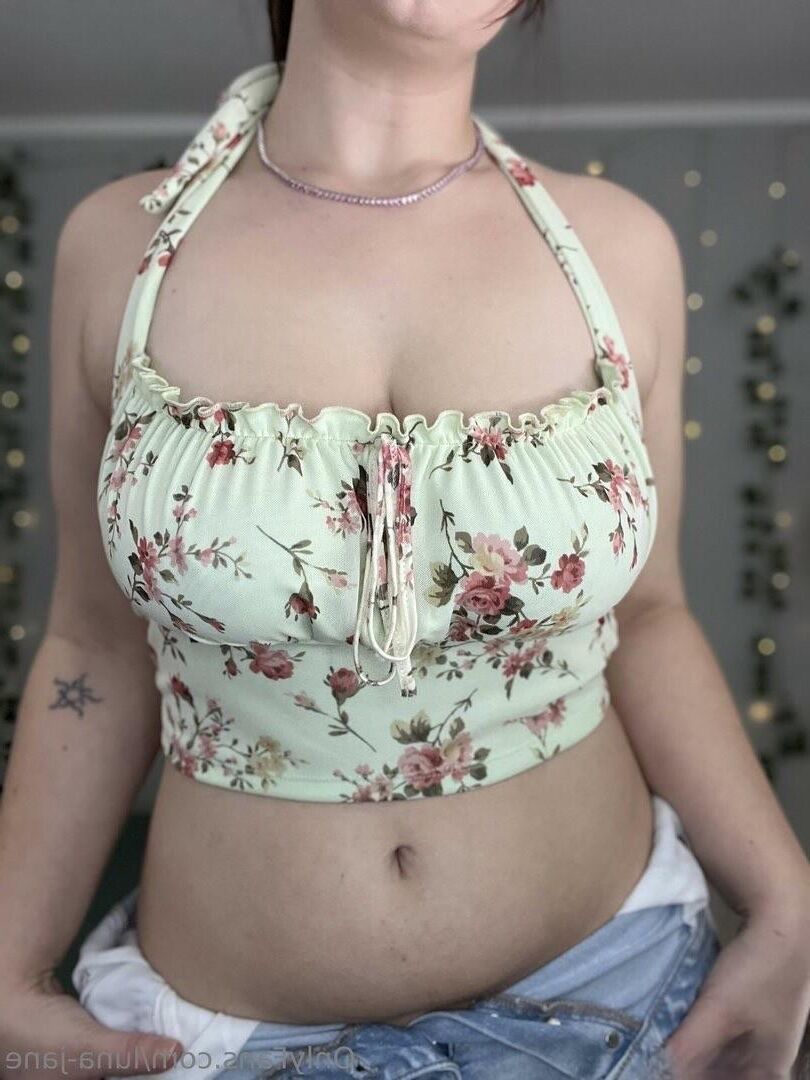 Luna énorme cul gros seins