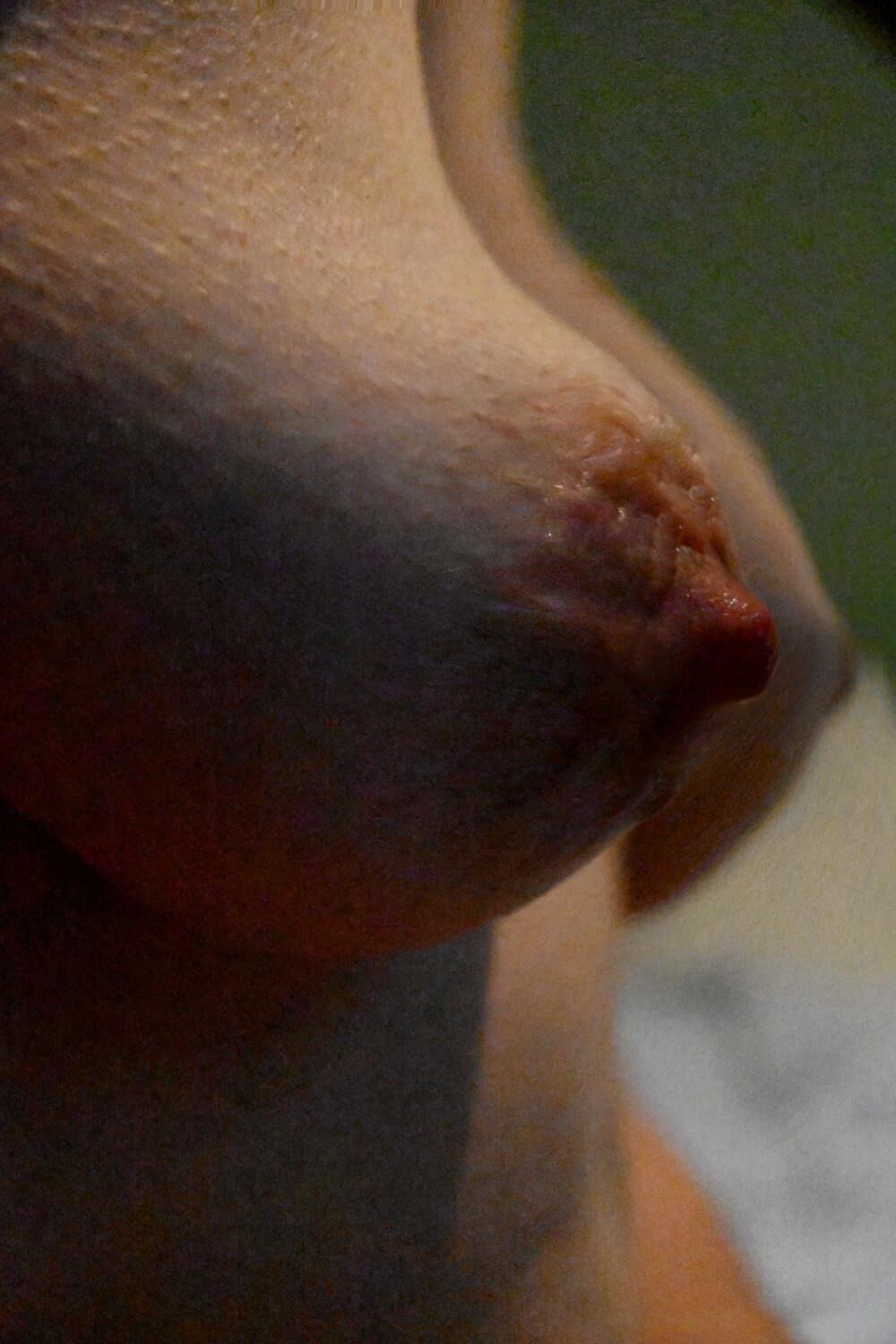 Chica con hermosas tetas flacas