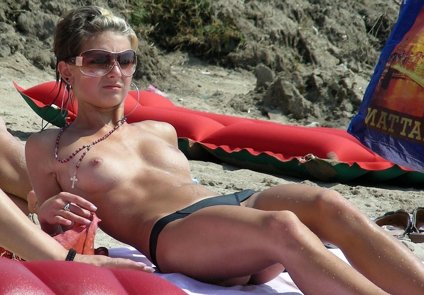 AMATEURS ON THE BEACH 