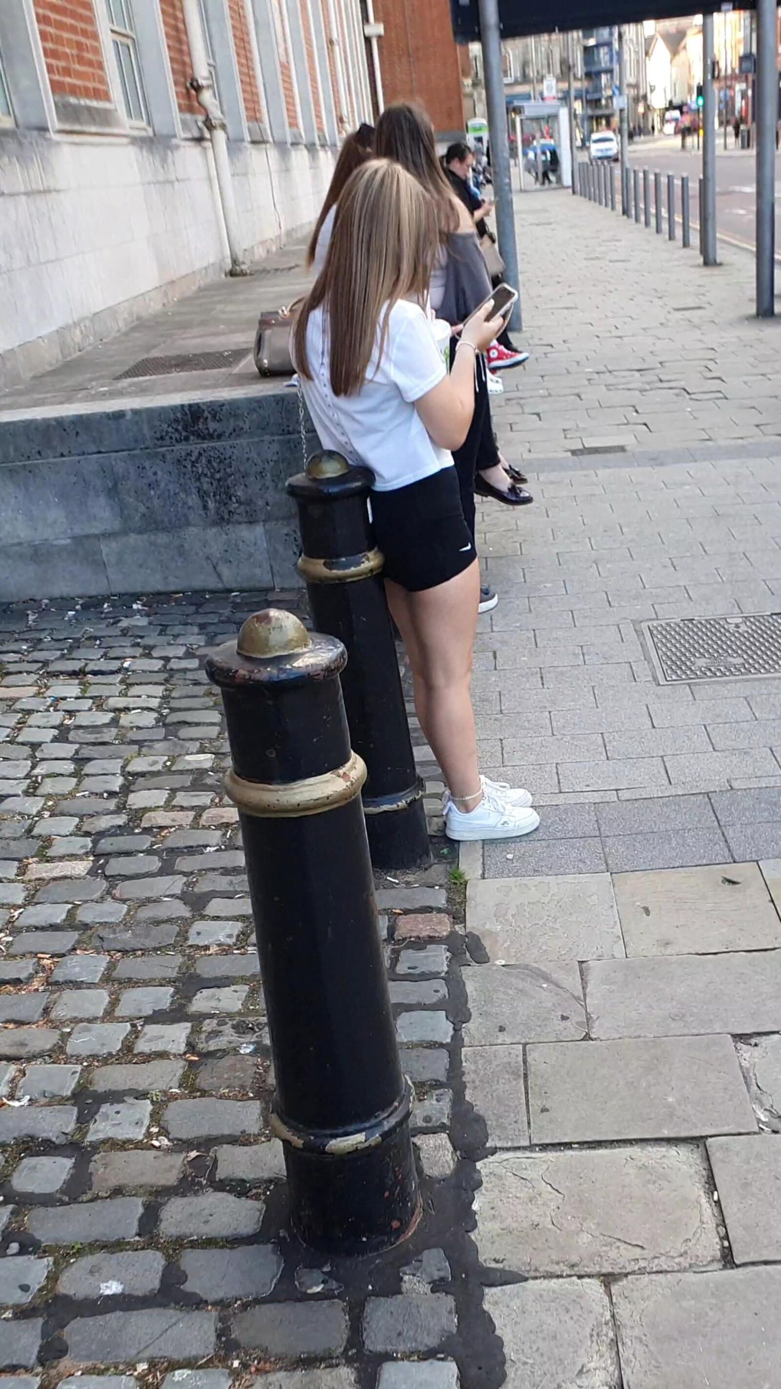 [CANDID] GEEKY CHAV TEEN SHOWS OFF LEGS