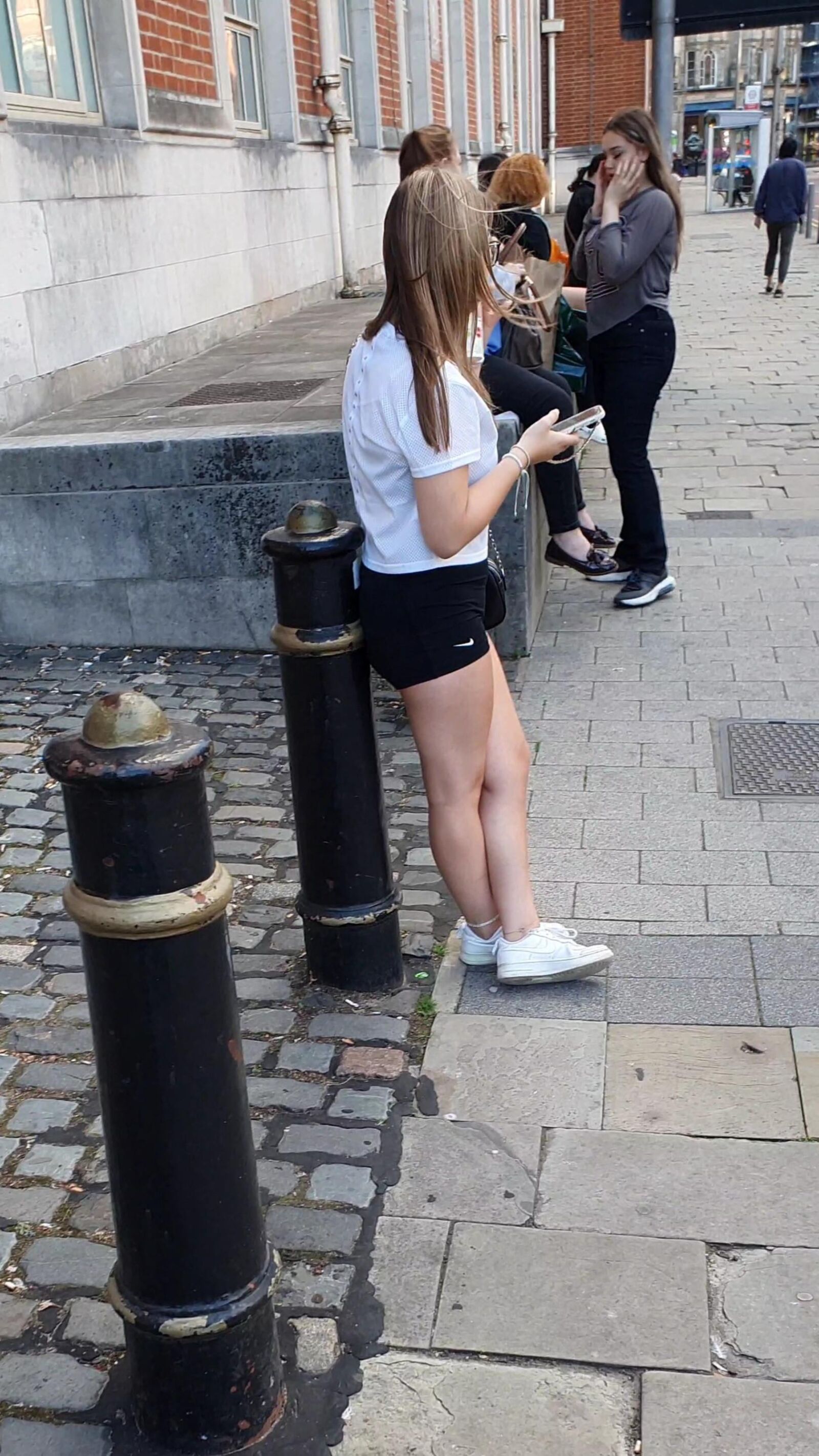 [CANDID] GEEKY CHAV TEEN SHOWS OFF LEGS