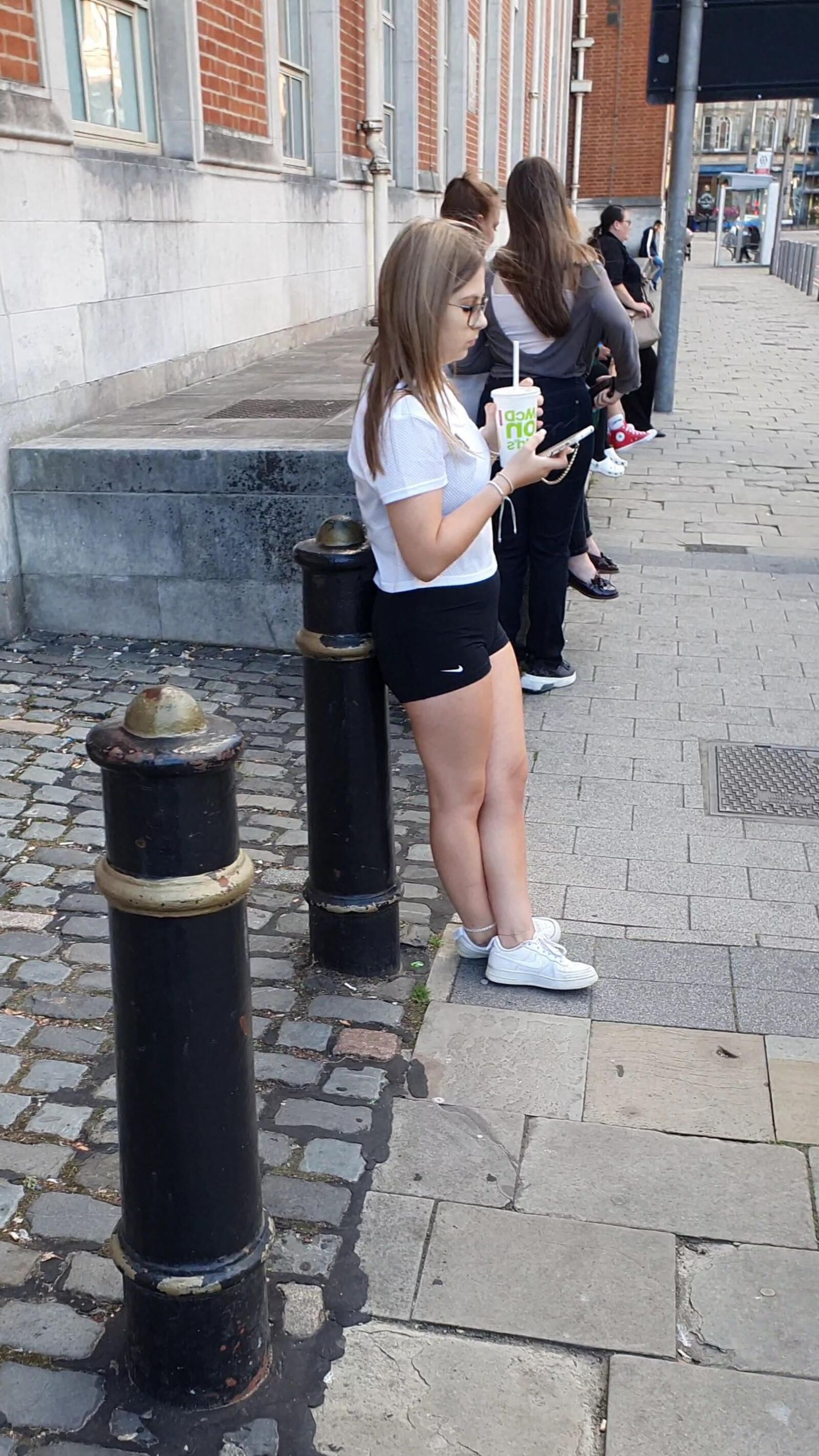 [CANDID] GEEKY CHAV TEEN SHOWS OFF LEGS