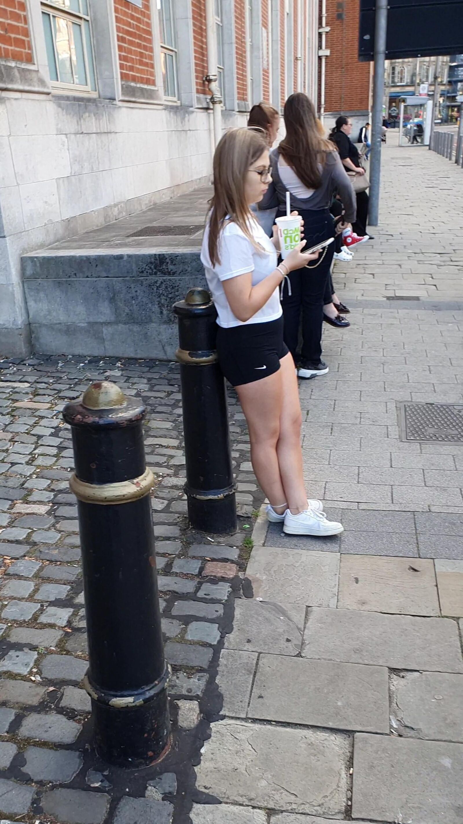 [CANDID] GEEKY CHAV TEEN SHOWS OFF LEGS