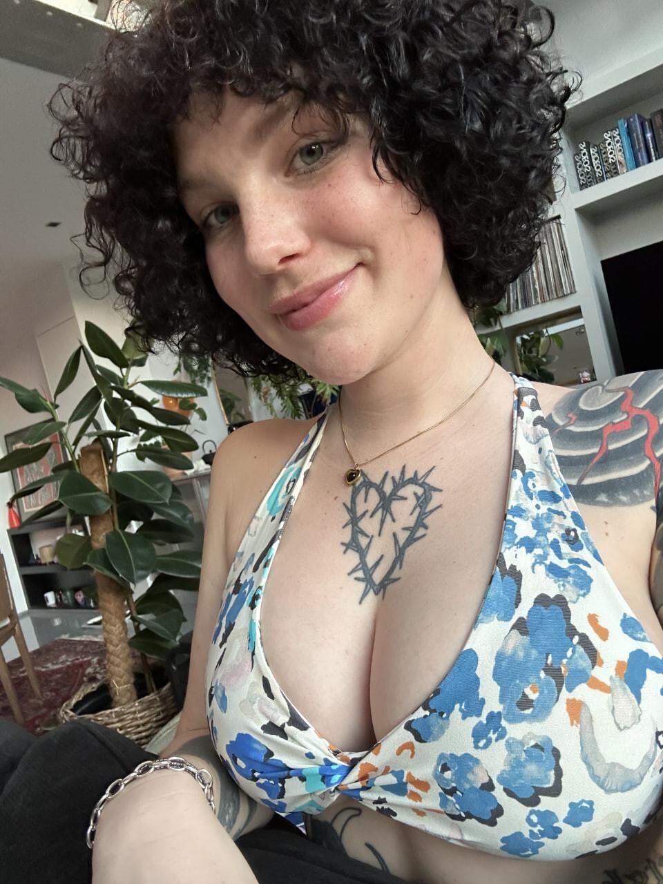 Laura tatuadas grandes tetas grandes chicas belleza belleza fotos calientes mixtas