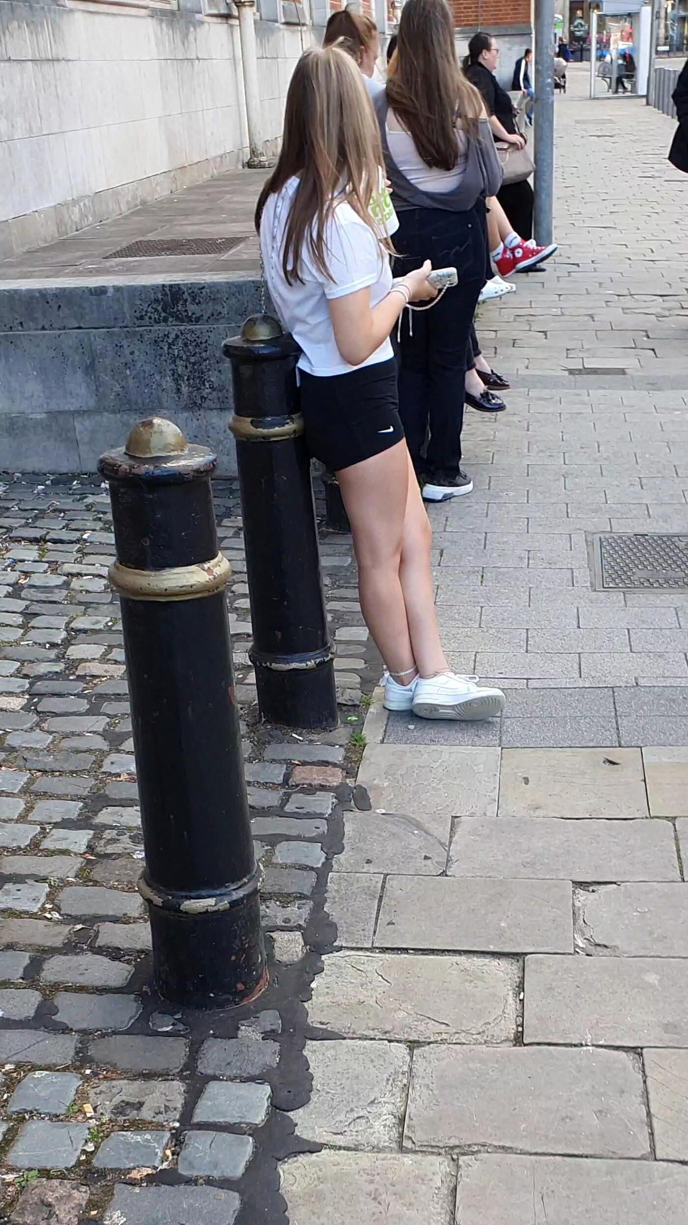 [CANDID] GEEKY CHAV TEEN SHOWS OFF LEGS