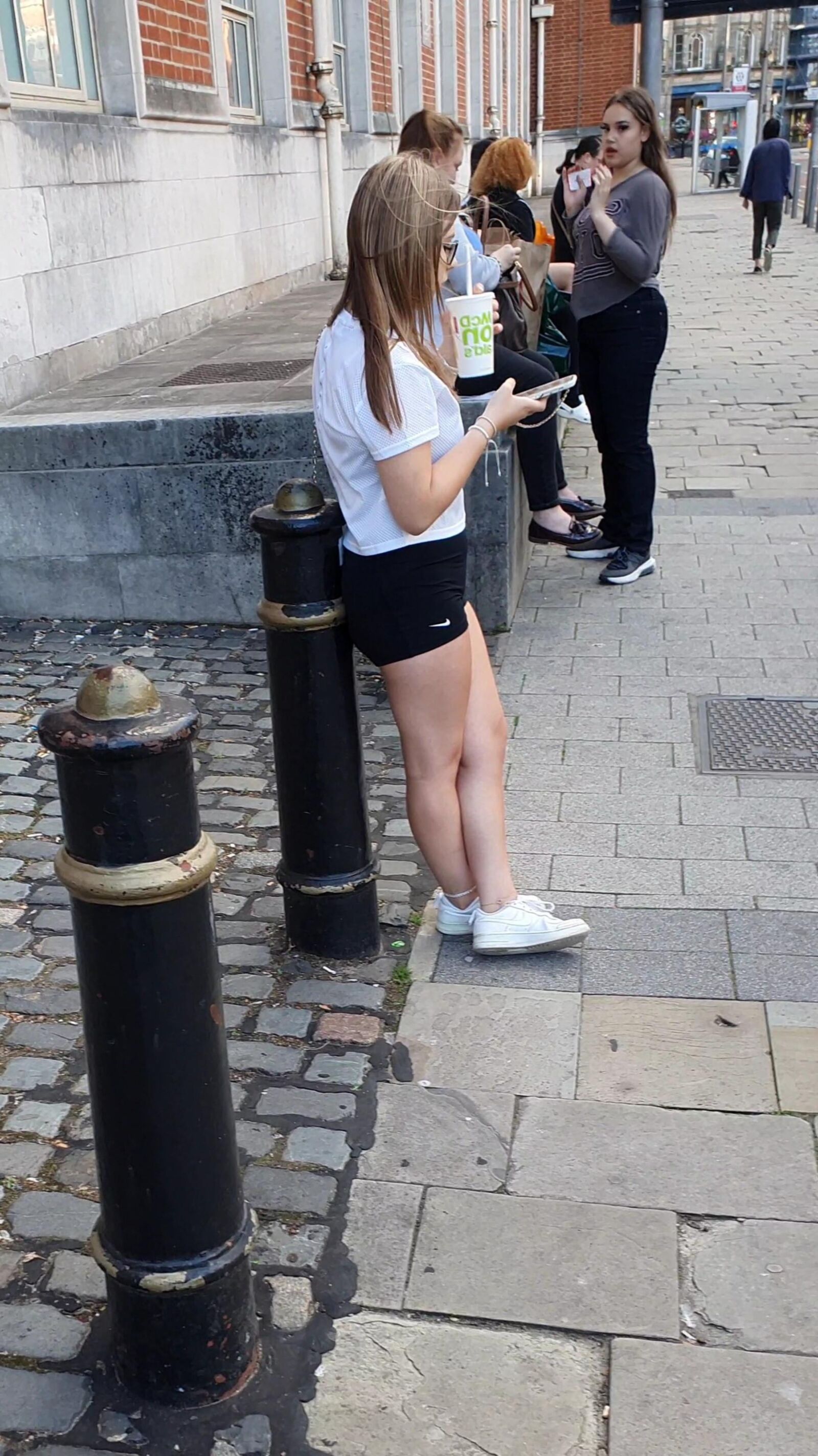 [CANDID] GEEKY CHAV TEEN SHOWS OFF LEGS