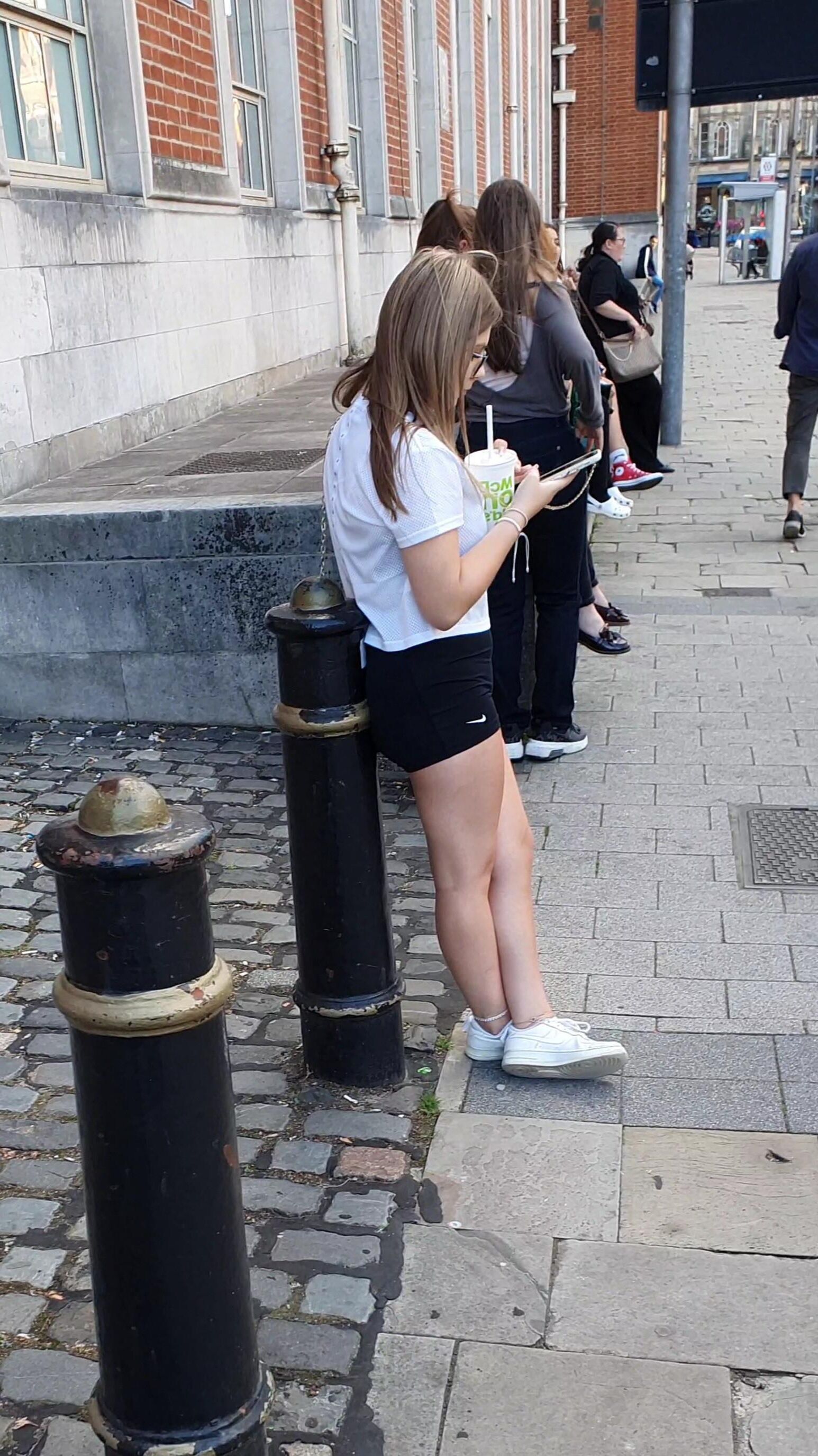 [CANDID] GEEKY CHAV TEEN SHOWS OFF LEGS