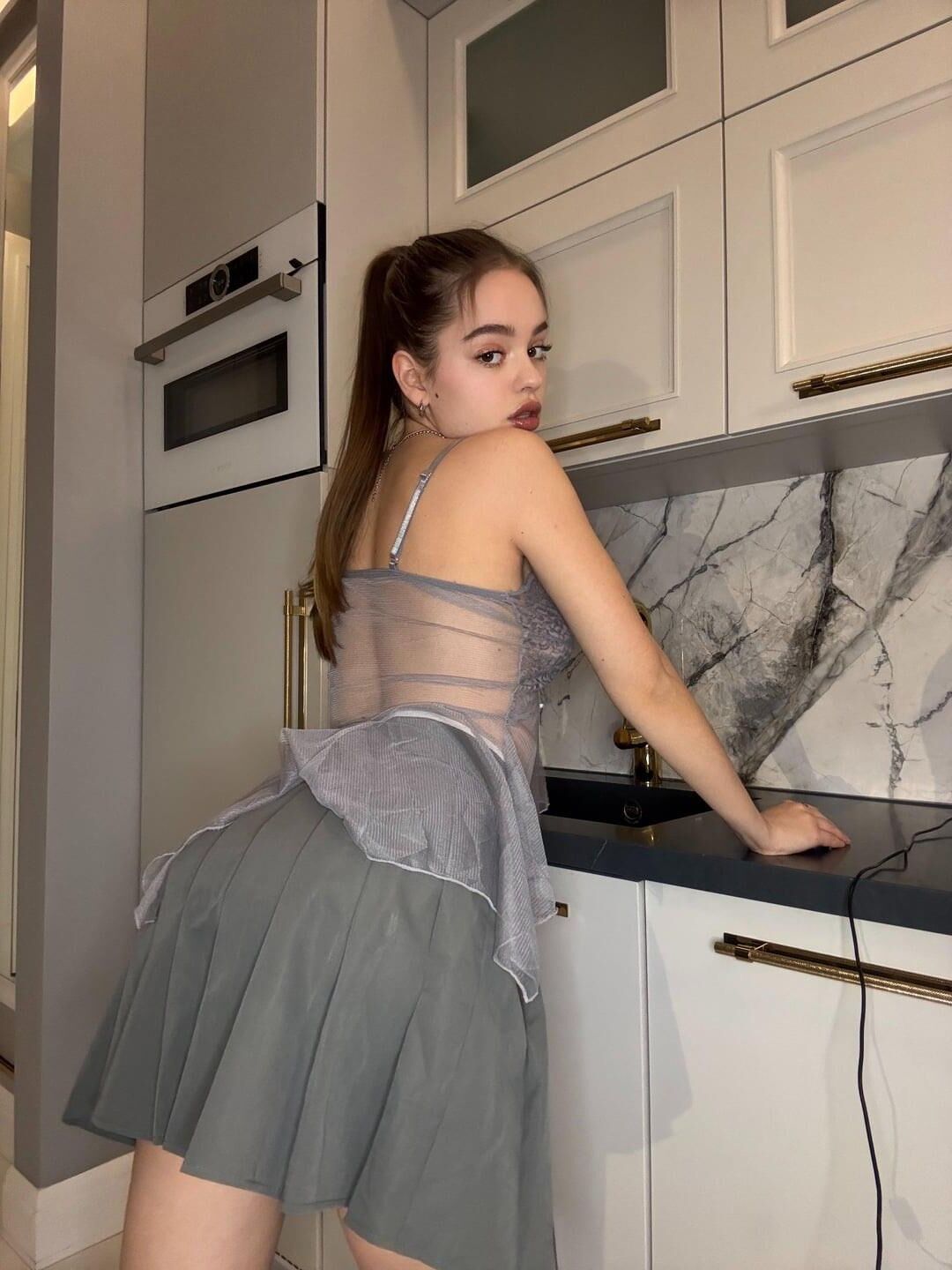 Sexy russisches College -Mädchen Tatyana sucht nach harten Schwanz
