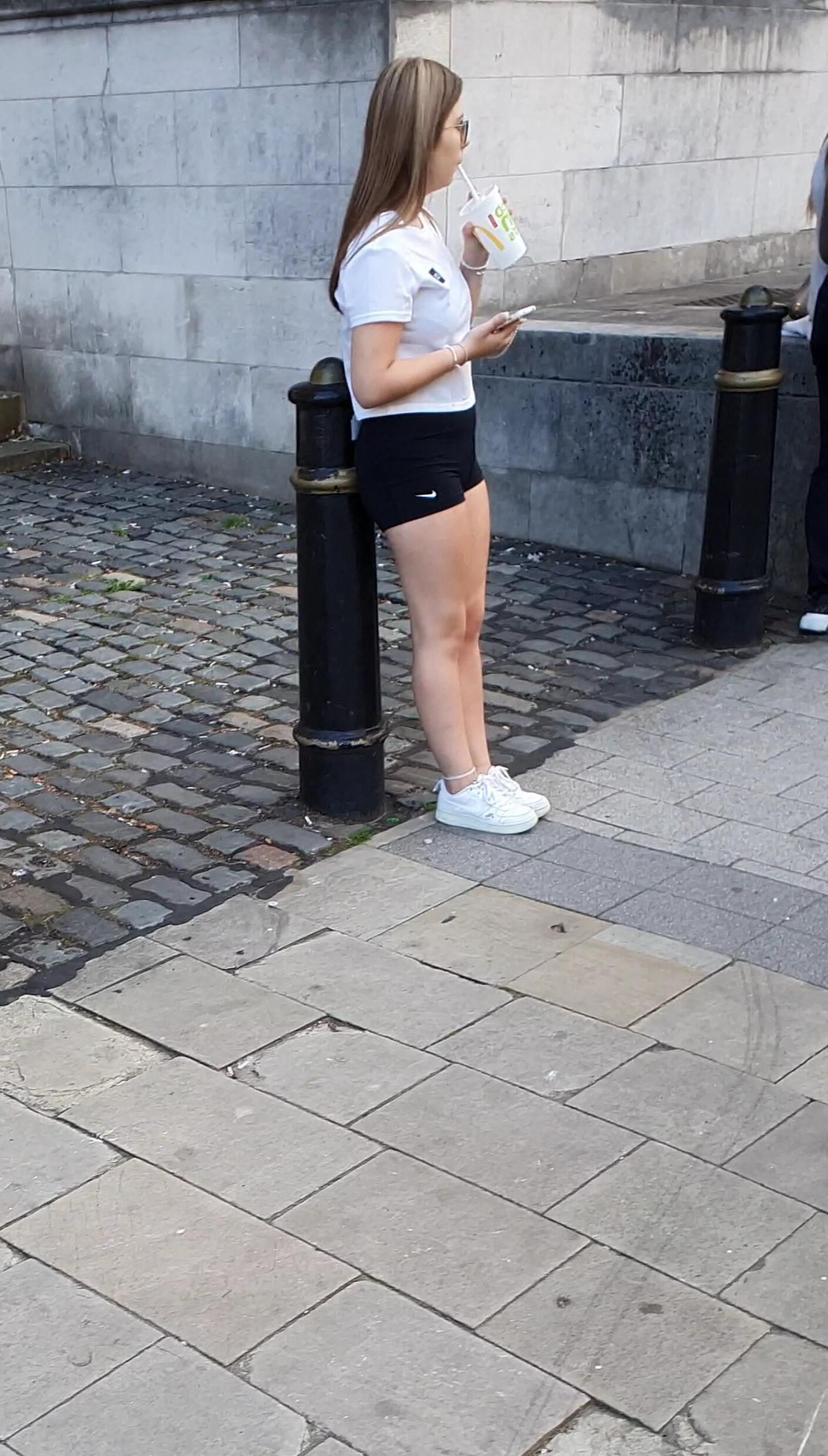 [CANDID] GEEKY CHAV TEEN SHOWS OFF LEGS