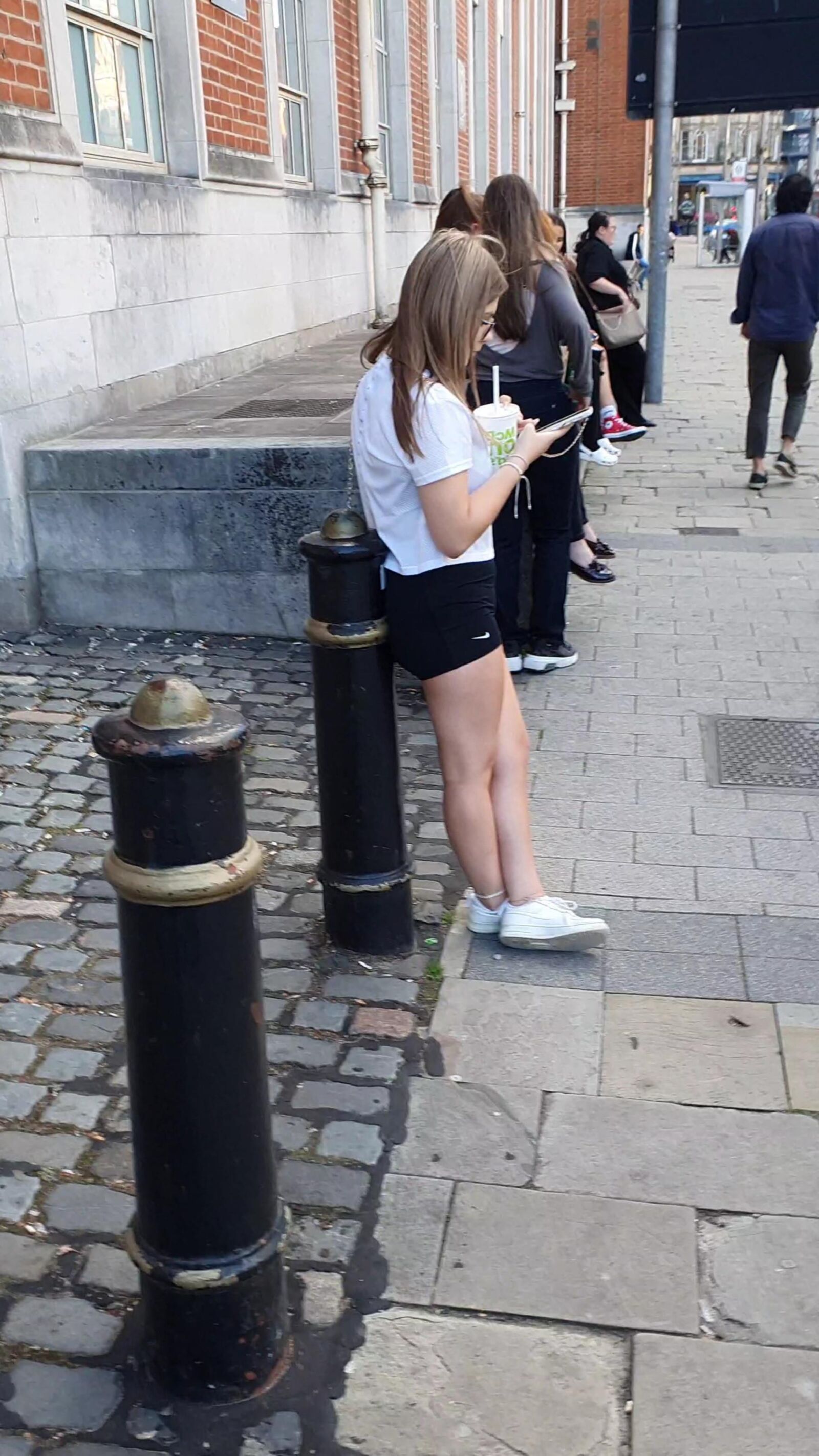 [CANDID] GEEKY CHAV TEEN SHOWS OFF LEGS