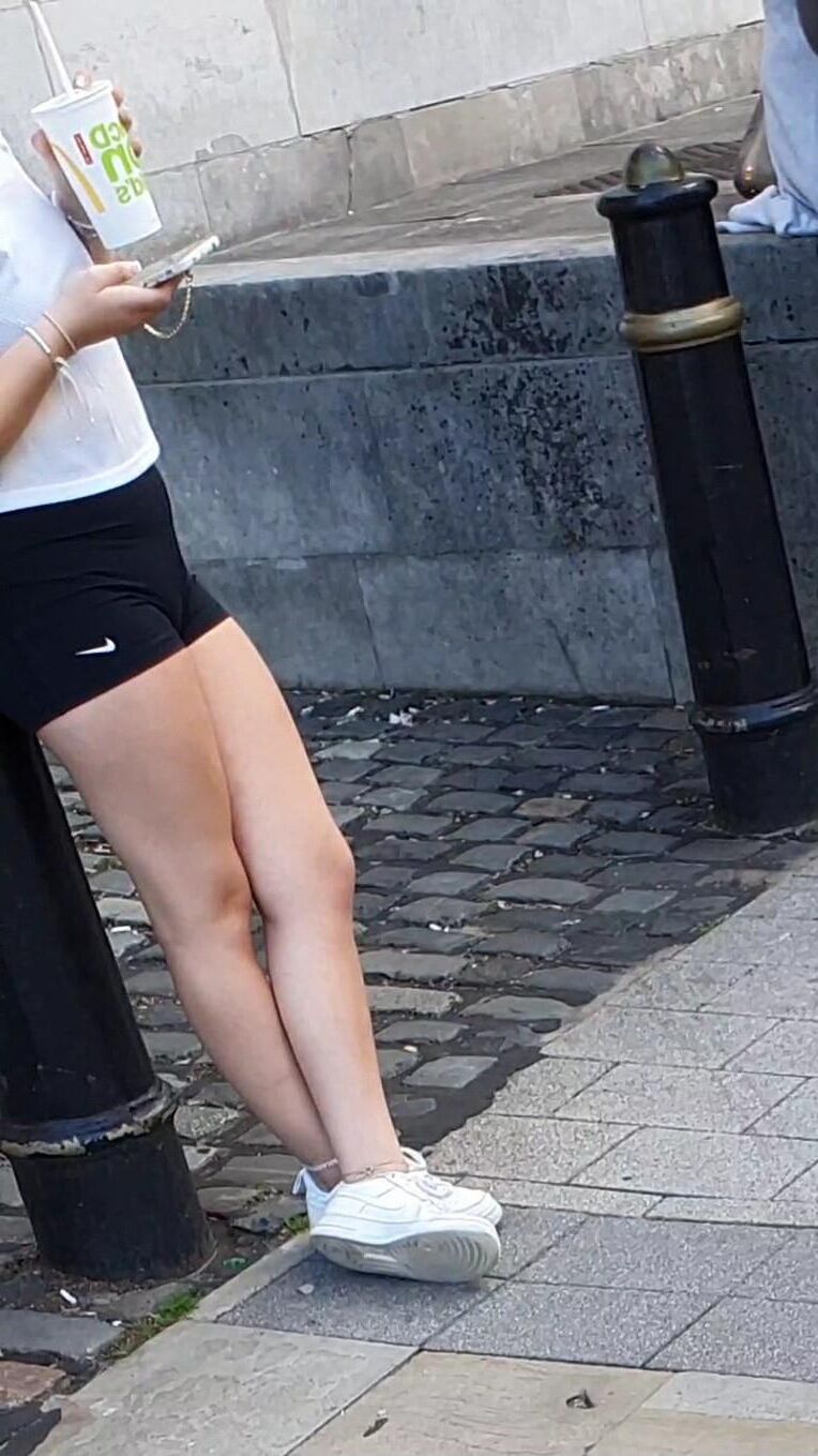 [CANDID] GEEKY CHAV TEEN SHOWS OFF LEGS
