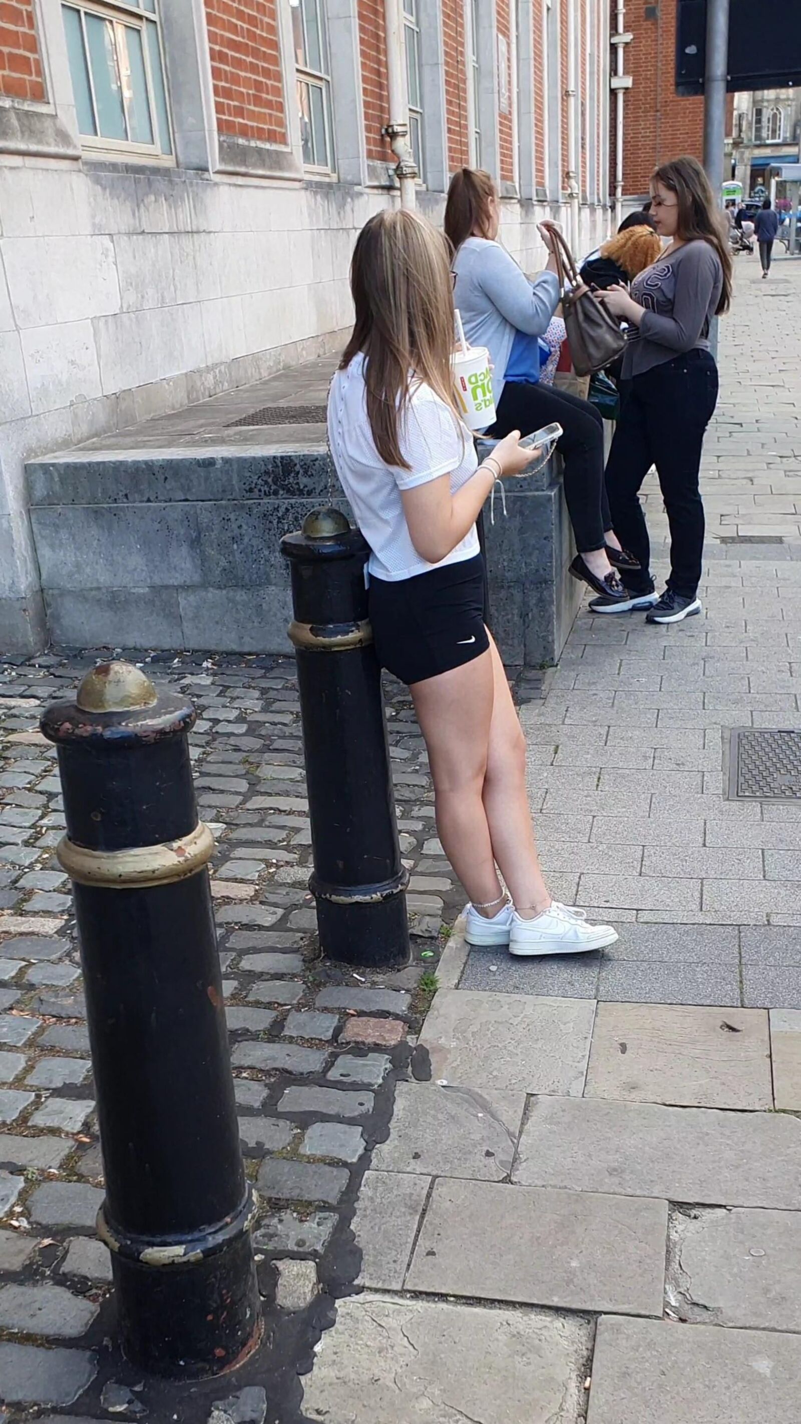 [CANDID] GEEKY CHAV TEEN SHOWS OFF LEGS