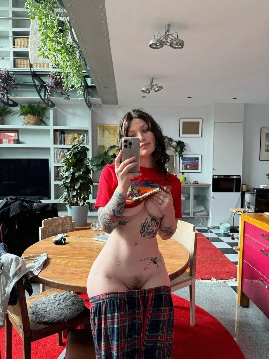Laura tatuadas grandes tetas grandes chicas belleza belleza fotos calientes mixtas