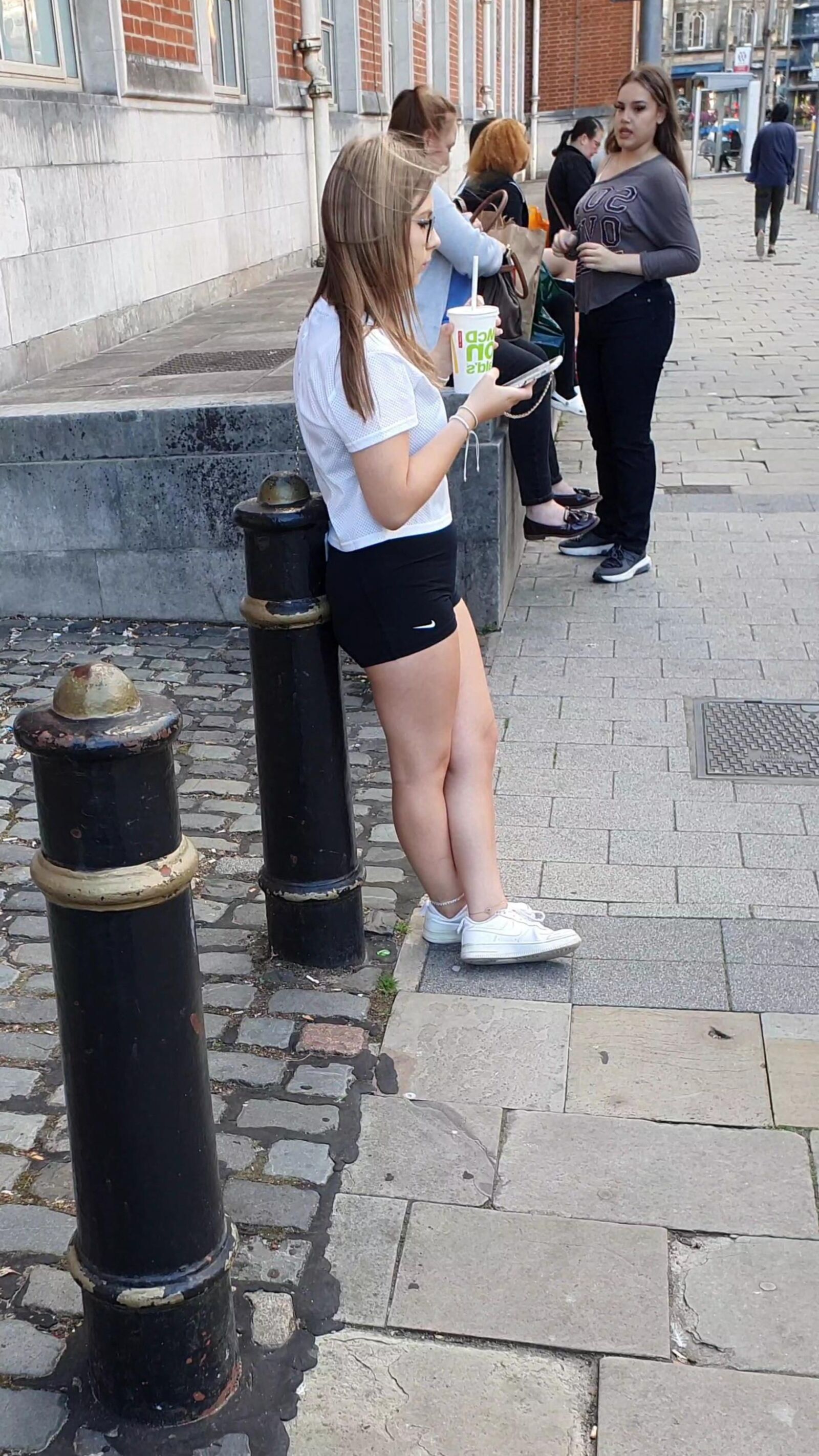 [CANDID] GEEKY CHAV TEEN SHOWS OFF LEGS