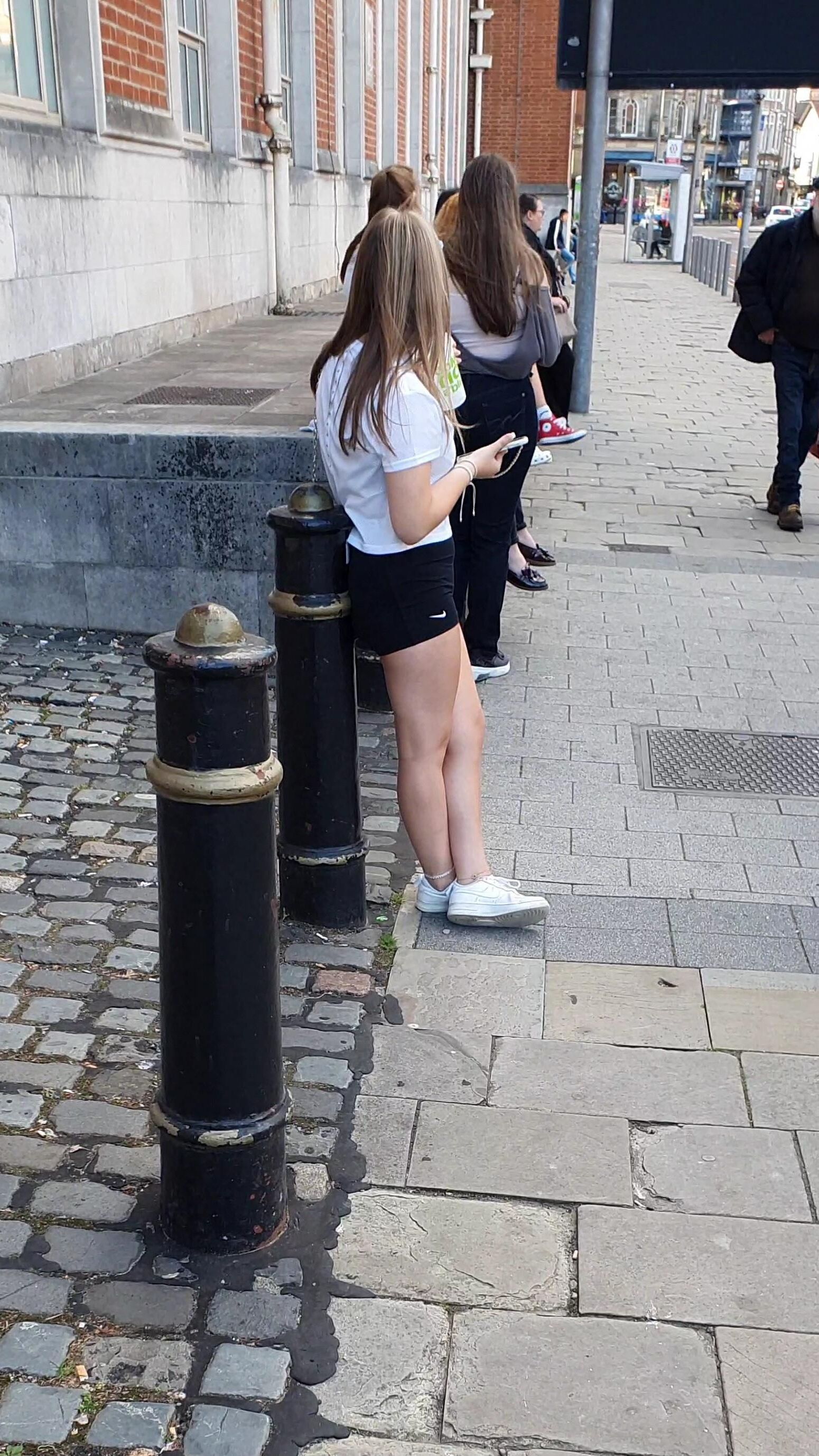 [CANDID] GEEKY CHAV TEEN SHOWS OFF LEGS