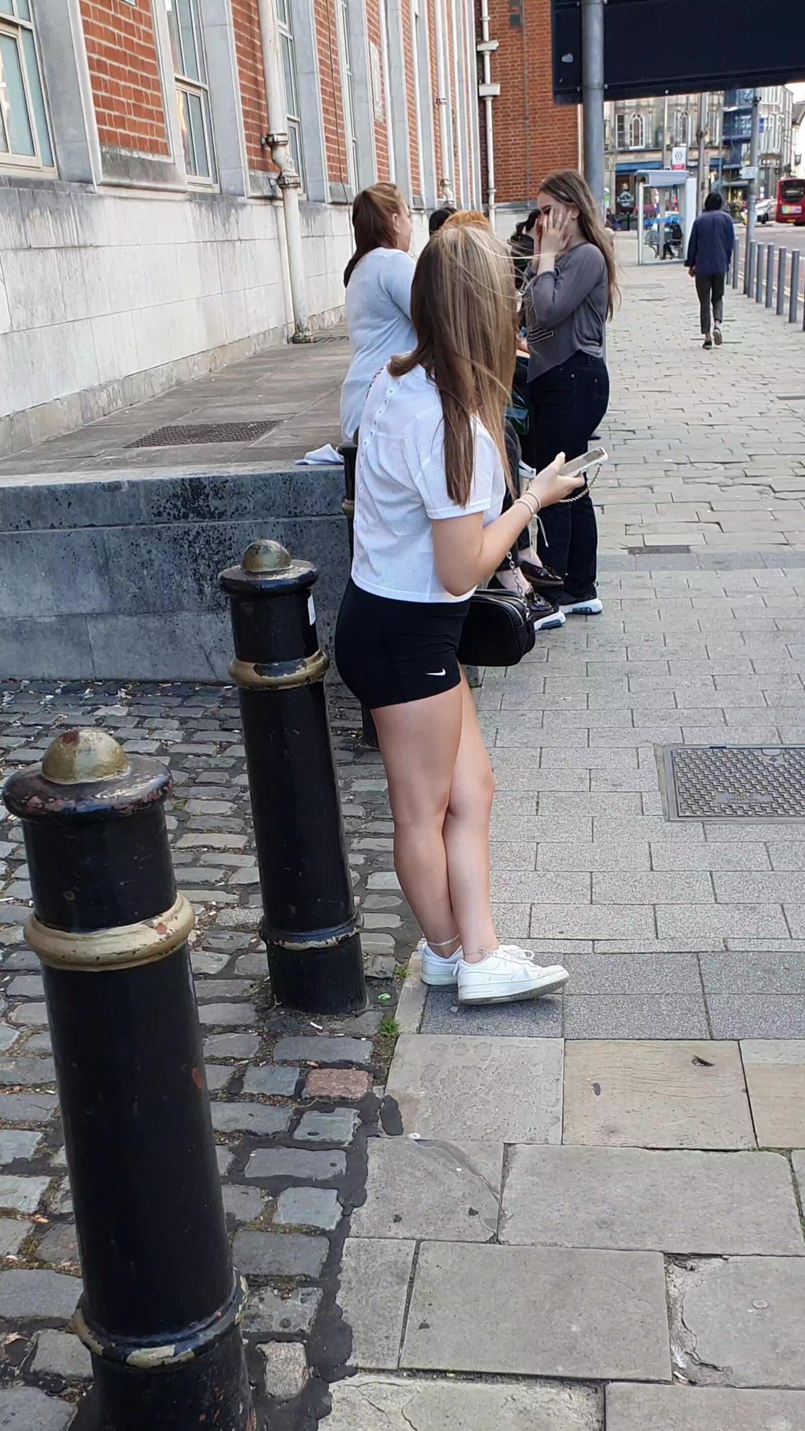 [CANDID] GEEKY CHAV TEEN SHOWS OFF LEGS