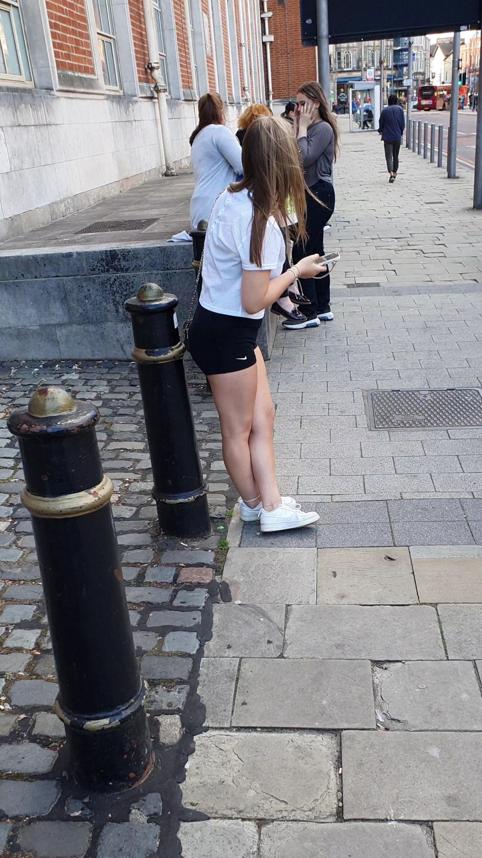[CANDID] GEEKY CHAV TEEN SHOWS OFF LEGS
