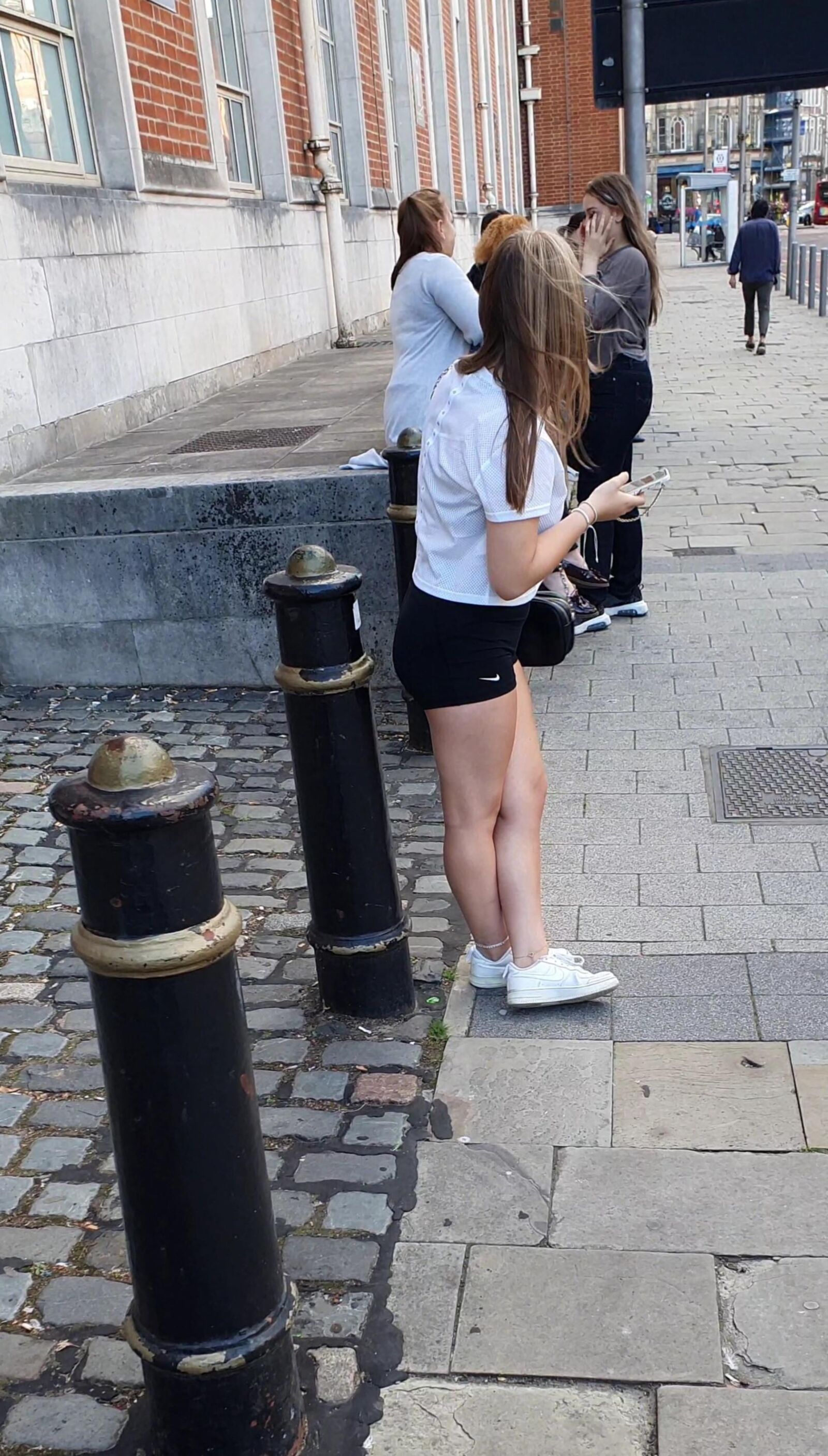[CANDID] GEEKY CHAV TEEN SHOWS OFF LEGS