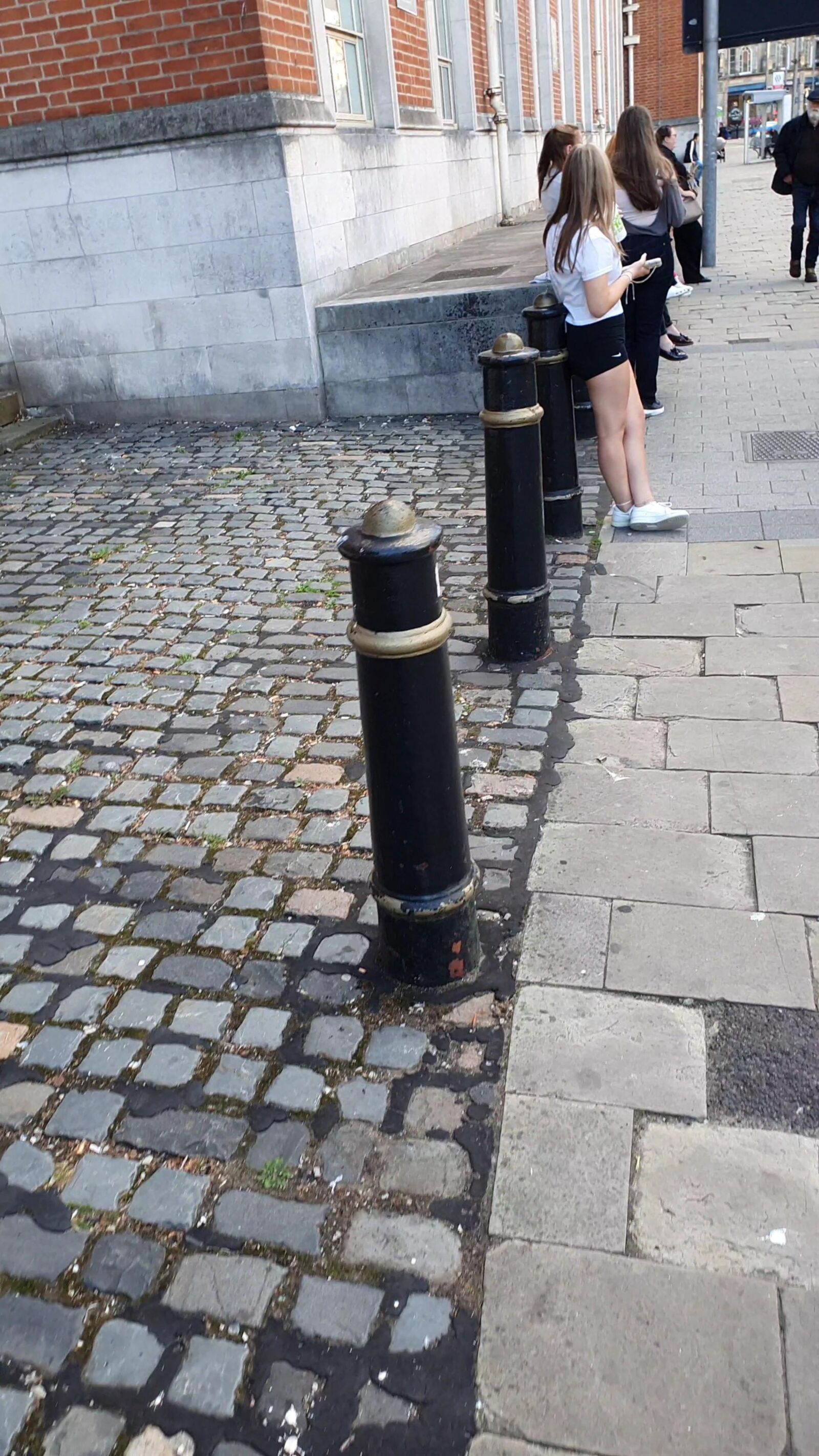 [CANDID] GEEKY CHAV TEEN SHOWS OFF LEGS