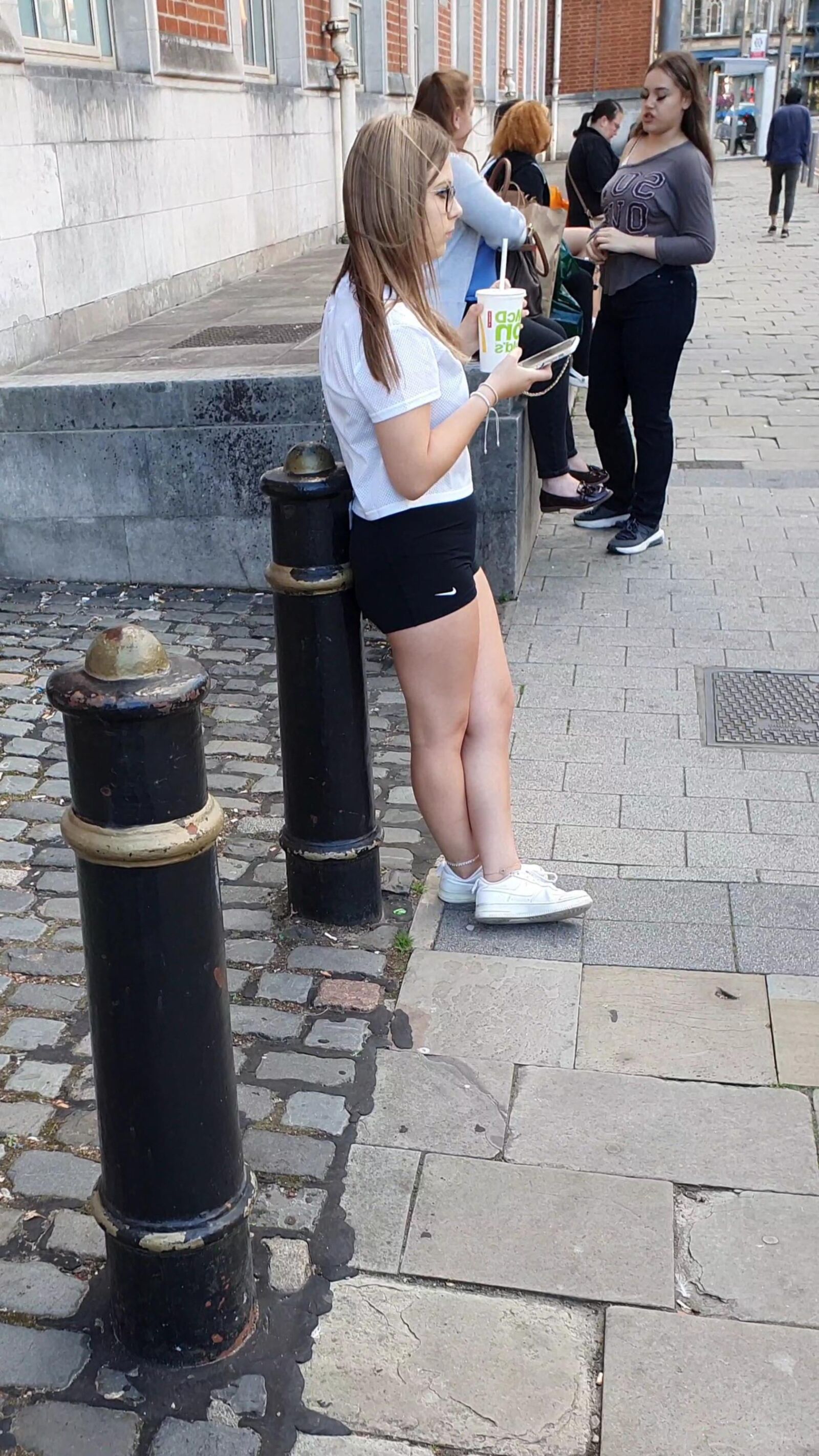 [CANDID] GEEKY CHAV TEEN SHOWS OFF LEGS