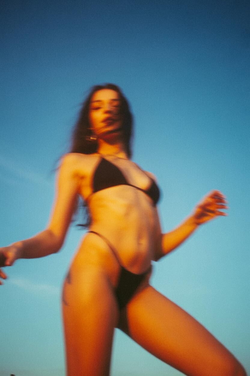 Baile de aficionado flaco en su bikini, playa Instagram