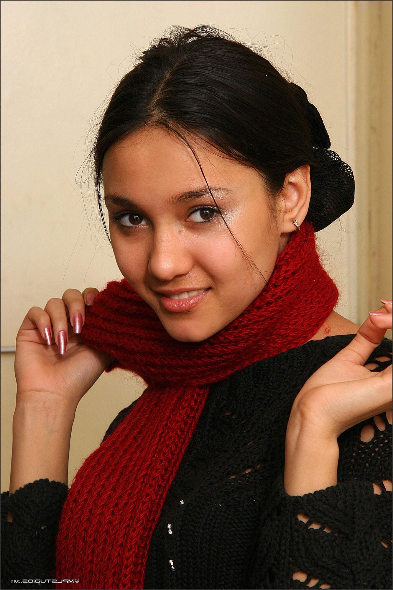 Adolescente ruso de Kamilla con bandera