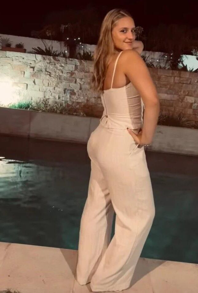  yo teen latina Vicky loves to show of her big booty