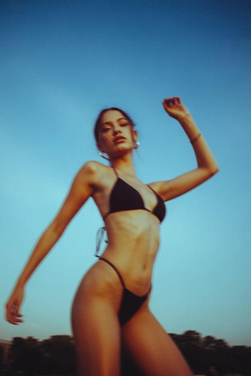 Baile de aficionado flaco en su bikini, playa Instagram
