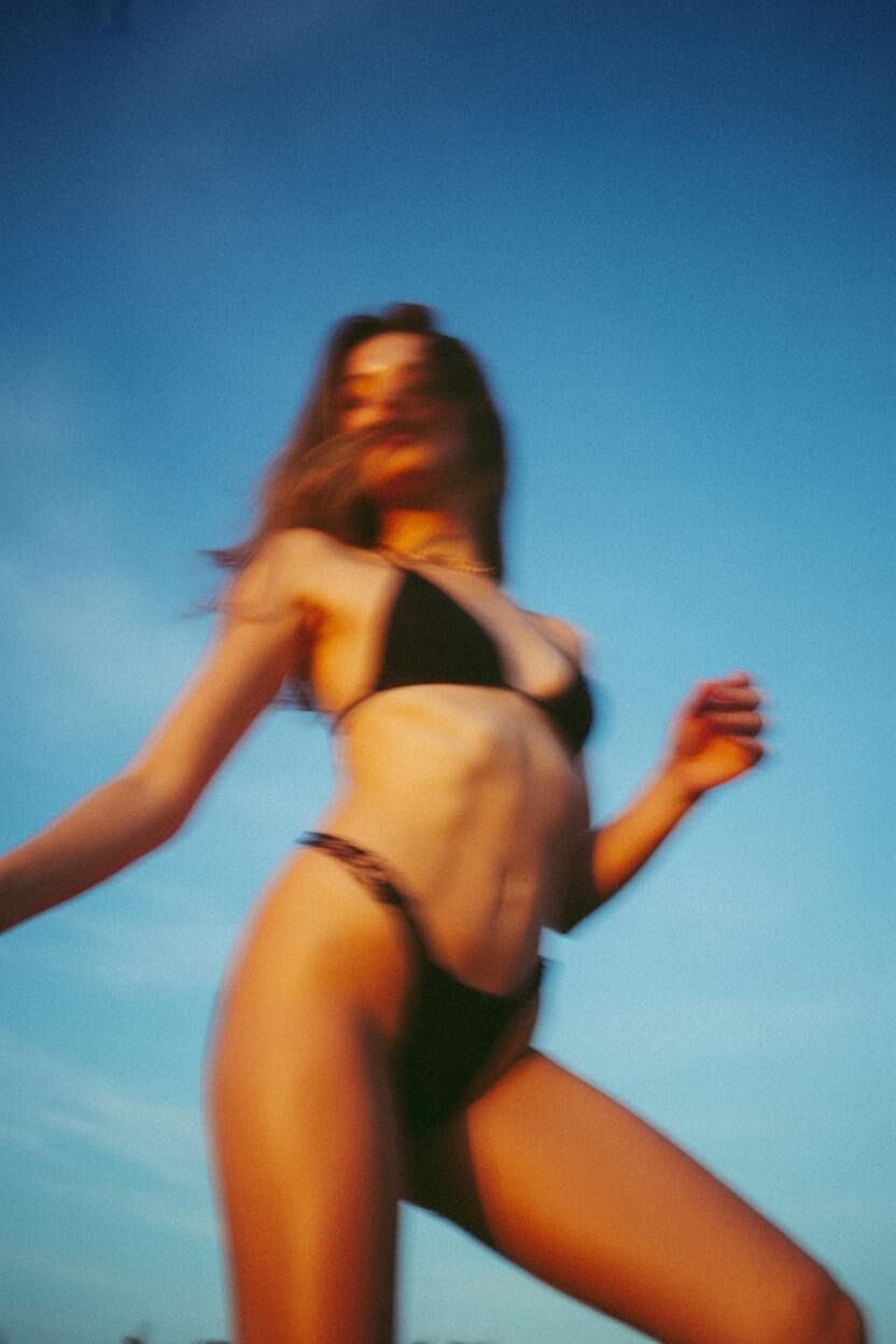 Baile de aficionado flaco en su bikini, playa Instagram