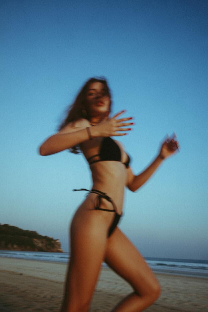 Baile de aficionado flaco en su bikini, playa Instagram