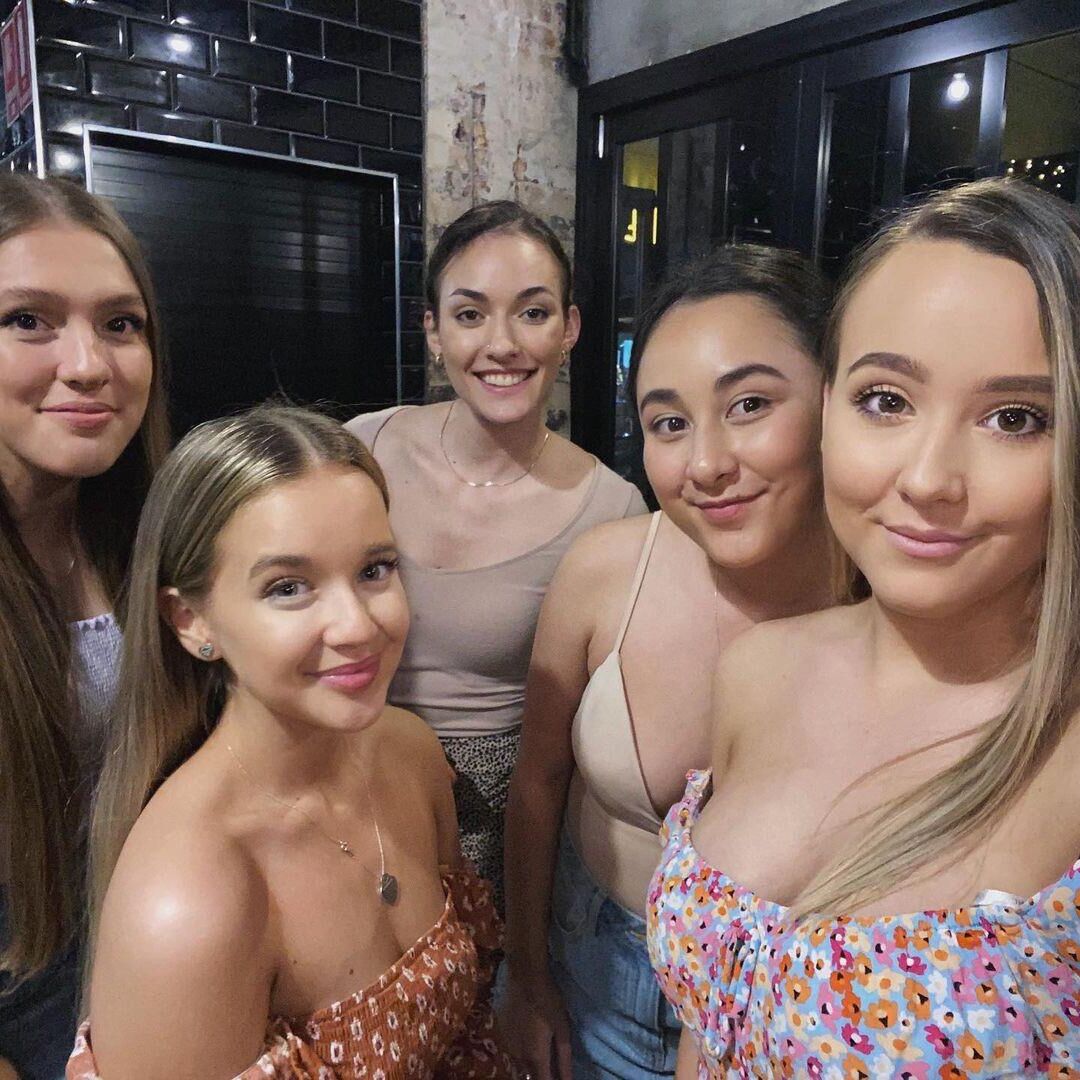 Australianos uni putas y bimbos