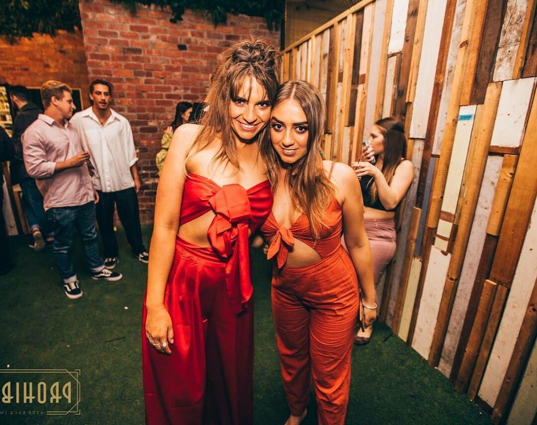 Australianos uni putas y bimbos